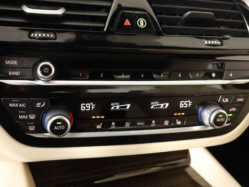 Used 2023 BMW 530i w/ Premium Package image 8