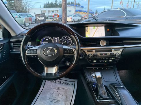Used 2017 Lexus ES 300h w/ Luxury Package image 24