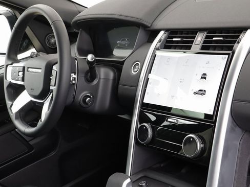 Certified 2025 Land Rover Discovery S image 23