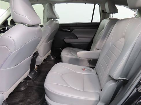 Used 2022 Toyota Highlander XLE AWD/4WD image 30