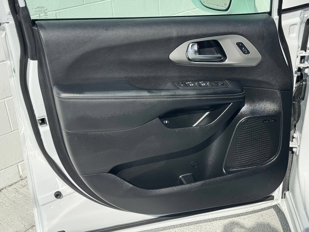 Used 2022 Chrysler Pacifica Limited w/ S Appearance Package FWD image 33