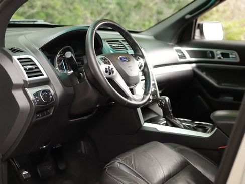 Used 2014 Ford Explorer XLT w/ Equipment Group 202A FWD image 9