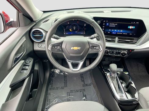 Used 2025 Chevrolet Trax LT w/ LT Convenience Package FWD image 21