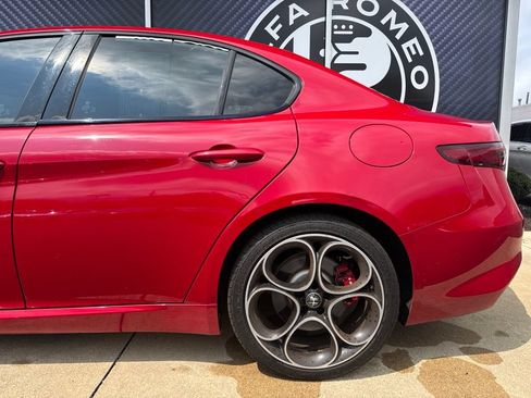 Used 2022 Alfa Romeo Giulia Veloce AWD/4WD image 14