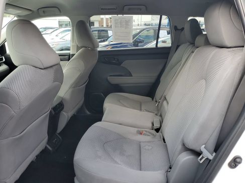 Used 2021 Toyota Highlander LE FWD image 10