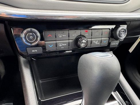 Used 2024 Jeep Compass Limited image 17