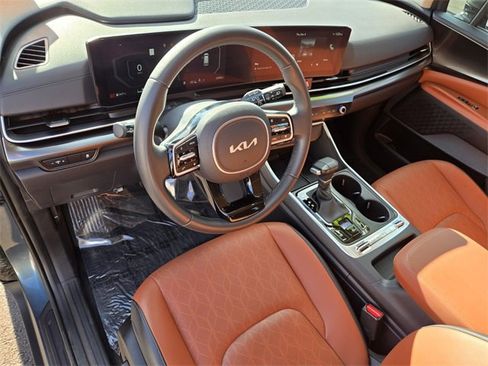 Used 2025 Kia Carnival SX w/ SX Dark Edition Package image 10