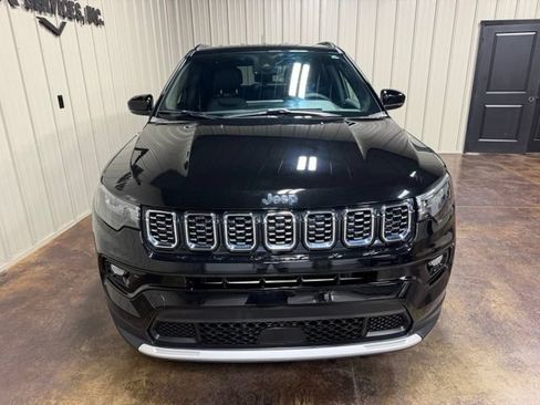 Used 2025 Jeep Compass Limited AWD/4WD image 2