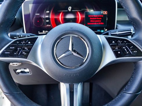 Used 2024 Mercedes-Benz GLC 300 image 11