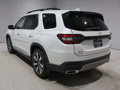 Used 2025 Honda Pilot Touring image 5
