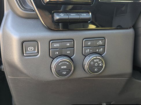 Used 2022 Chevrolet Silverado 1500 ZR2 w/ Technology Package image 18