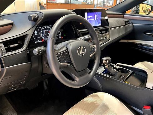 Used 2025 Lexus ES 300h w/ Premium Package image 16