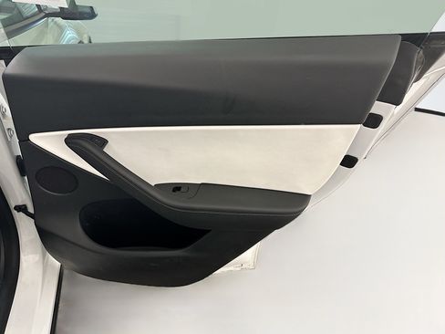 Used 2022 Tesla Model Y Long Range image 33