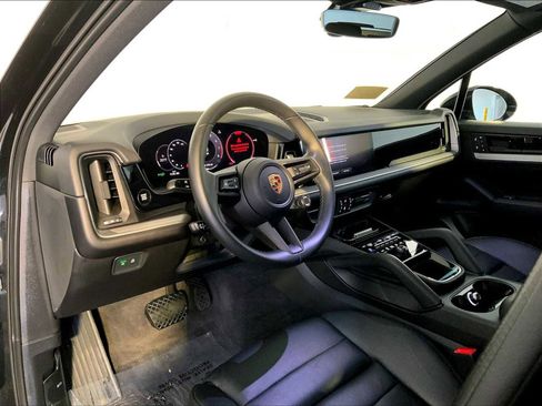Certified 2024 Porsche Cayenne AWD/4WD image 4