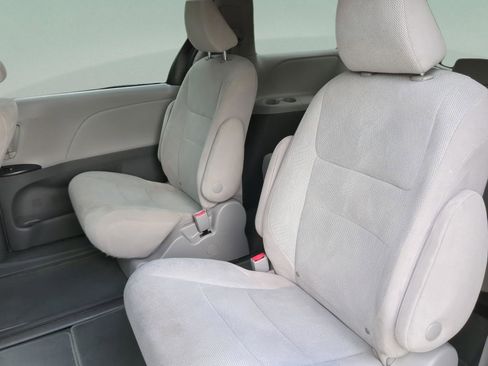 Used 2020 Toyota Sienna L FWD image 18