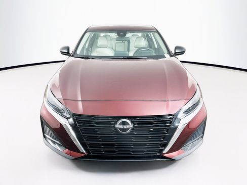 Used 2025 Nissan Altima 2.5 SV FWD image 2