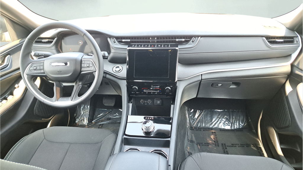 Used 2025 Jeep Grand Cherokee Laredo AWD/4WD image 15