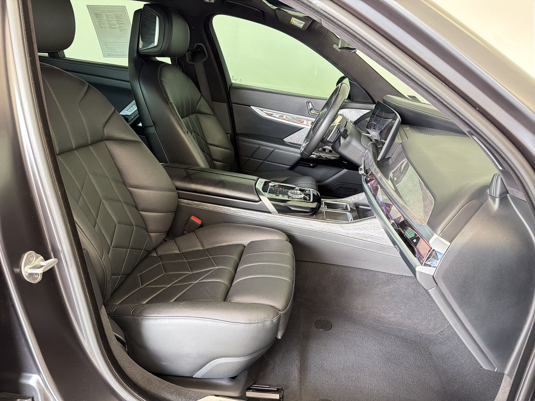Used 2023 BMW 760i xDrive w/ Executive Package AWD/4WD image 31