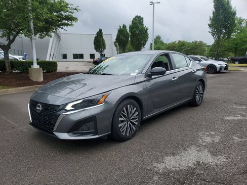 Certified 2025 Nissan Altima 2.5 SV FWD image 2