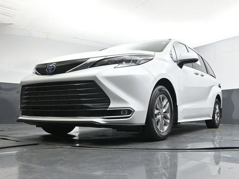 Used 2024 Toyota Sienna XLE FWD image 29