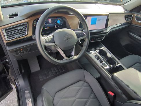 Certified 2024 Volkswagen Atlas SE image 17