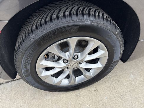 Used 2023 Chrysler Pacifica Touring-L image 6