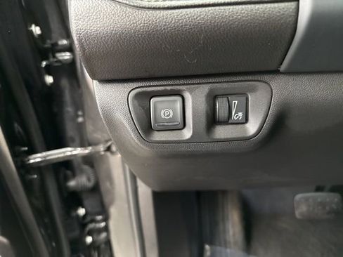 Used 2023 GMC Acadia SLT image 12