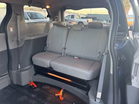 Used 2020 Toyota Sienna XLE w/ XLE Navigation Package image 10