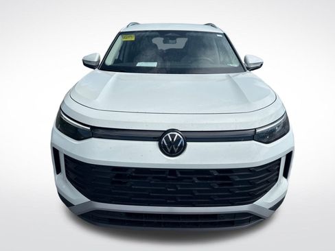 Used 2025 Volkswagen Tiguan SE AWD/4WD image 9
