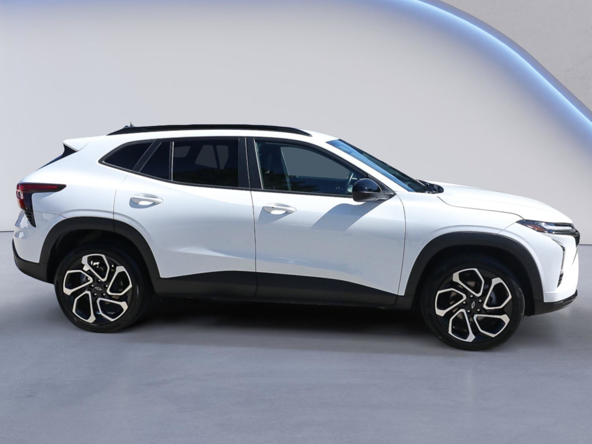 Used 2025 Chevrolet Trax RS FWD image 9