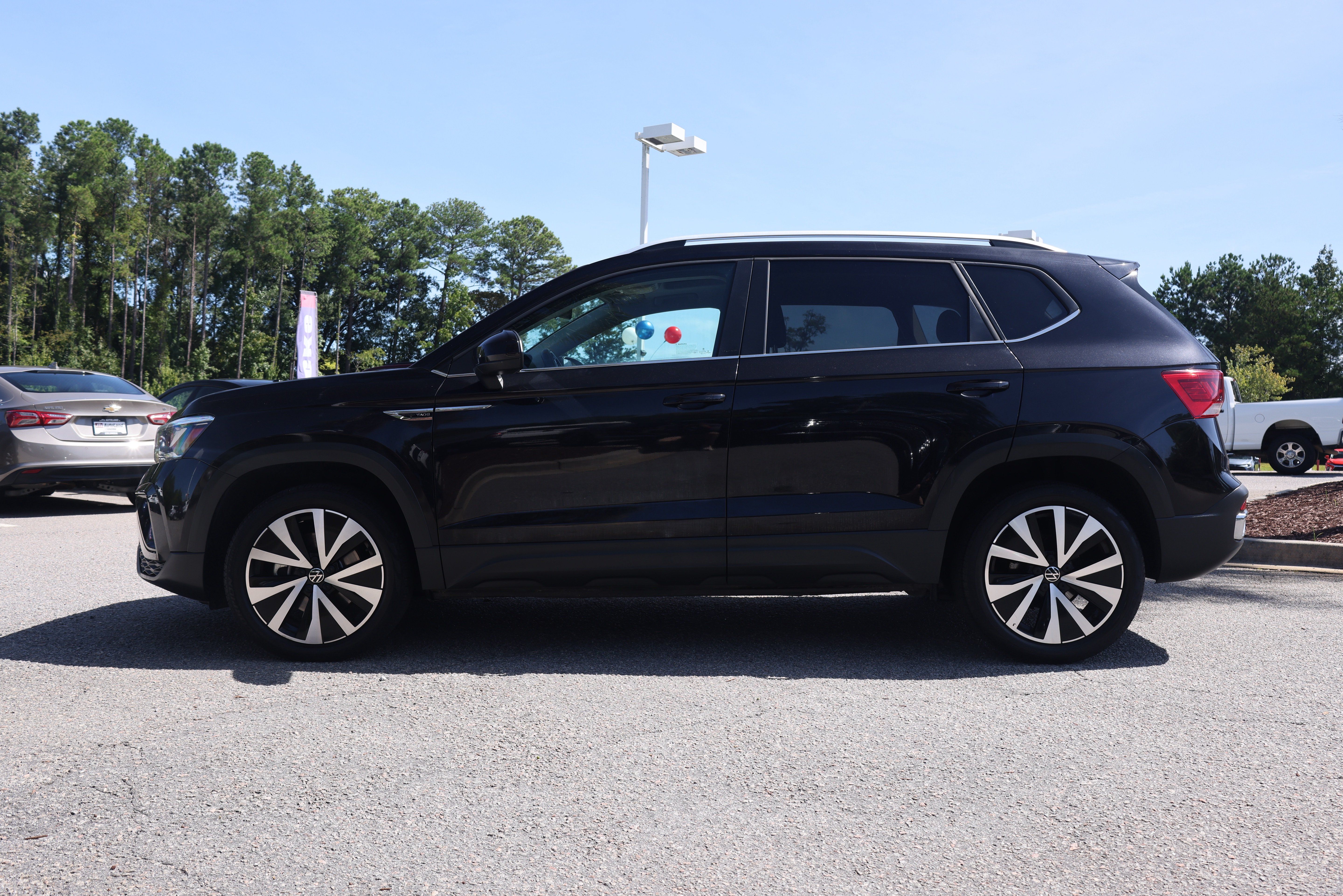 Used 2022 Volkswagen Taos SE w/ Panoramic Sunroof Package FWD image 2