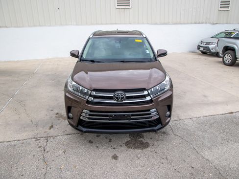Used 2018 Toyota Highlander Limited Platinum image 4
