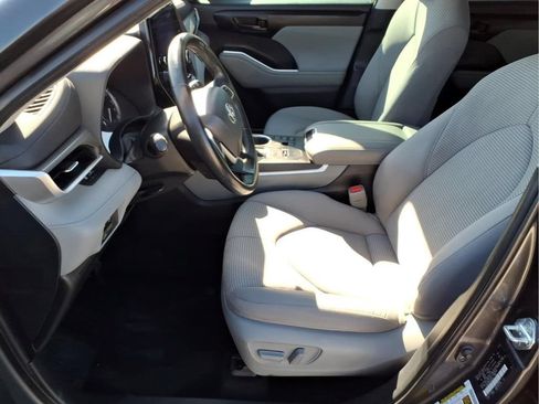 Used 2023 Toyota Highlander LE FWD image 10