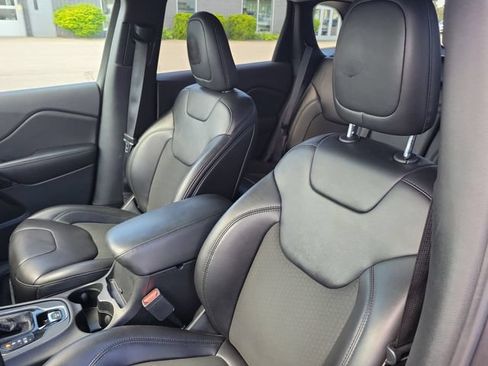 Used 2019 Jeep Cherokee Latitude Plus AWD/4WD image 6