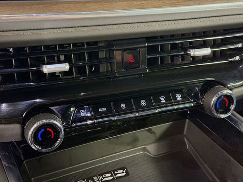 Used 2025 Chevrolet Suburban High Country AWD/4WD image 16