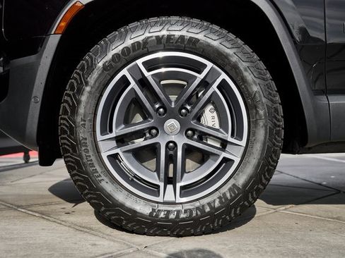 Used 2025 Rivian R1S Adventure image 3