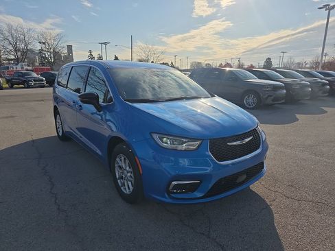 New 2026 Chrysler Pacifica Select image 3