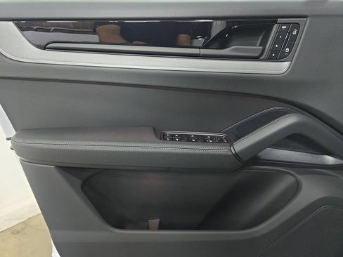 Certified 2025 Porsche Cayenne AWD/4WD image 22