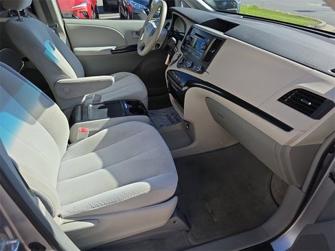 Used 2011 Toyota Sienna LE image 36
