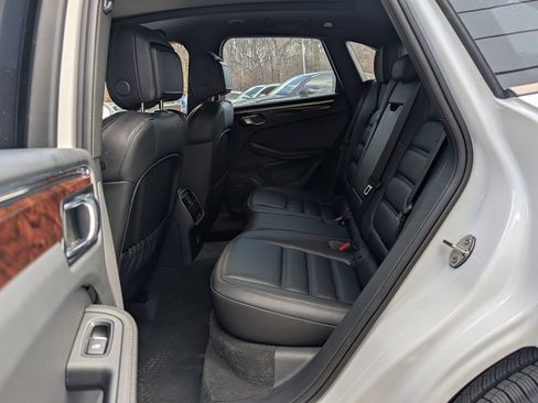 Certified 2025 Porsche Macan AWD/4WD image 31