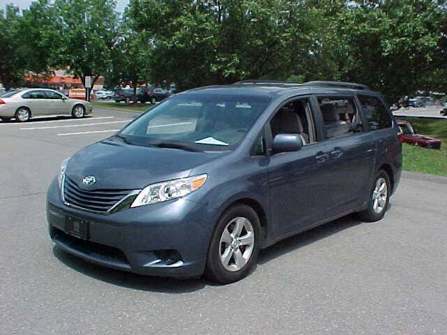 Used 2015 Toyota Sienna LE FWD image 28
