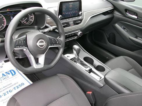 Used 2025 Nissan Altima 2.5 SV FWD image 12