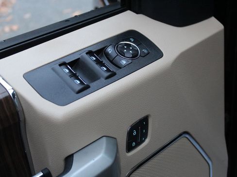 Used 2017 Ford F150 Lariat w/ Trailer Tow Package image 21