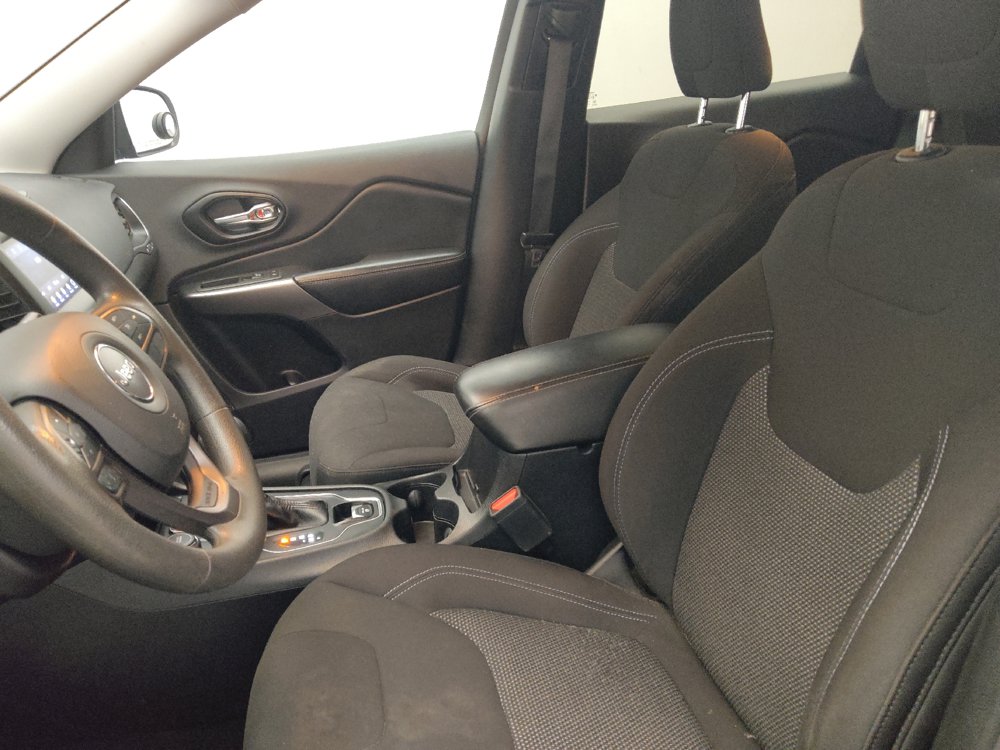 Used 2021 Jeep Cherokee Latitude w/ Safety Group AWD/4WD image 17