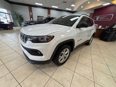Used 2024 Jeep Compass Latitude AWD/4WD image 3
