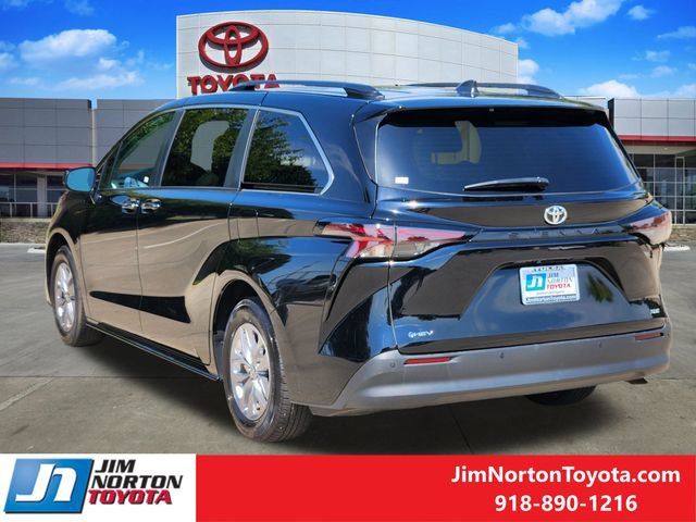 Used 2026 Toyota Sienna XLE FWD image 7