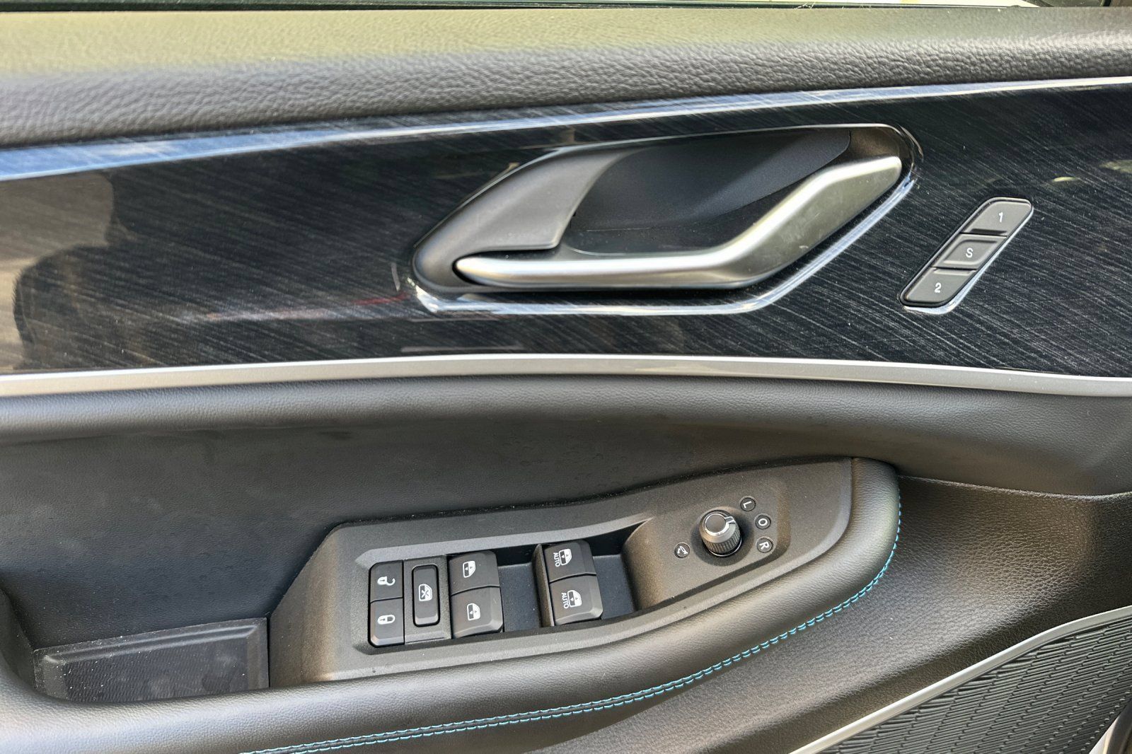New 2023 Jeep Grand Cherokee Trailhawk w/ Advanced Protech Group II AWD/4WD image 10