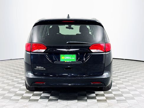 Used 2022 Chrysler Voyager LX FWD image 7