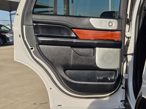 Used 2019 Lincoln Navigator Reserve image 16