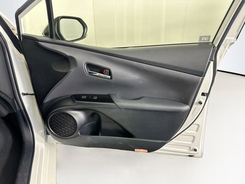 Used 2019 Toyota Prius L Eco w/ Carpet Mat Package FWD image 29